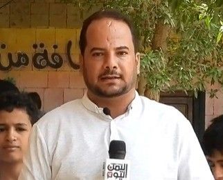  مراسل قناة اليمن اليوم في مارب يحتجز ويواجه مضايقات أثناء تغطيته تقريرًا إنسانيًا