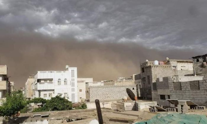 أُسرة كاملة تلقى حتفها بعاصفة رملية في الحديده