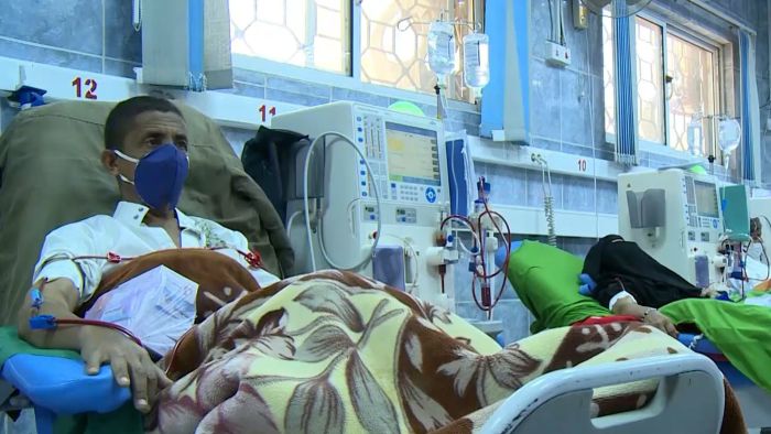 وقفة احتجاجية لمرضى الفشل الكلوي في مستشفى الثورة بتعز للمطالبة بإنقاذ حياتهم 