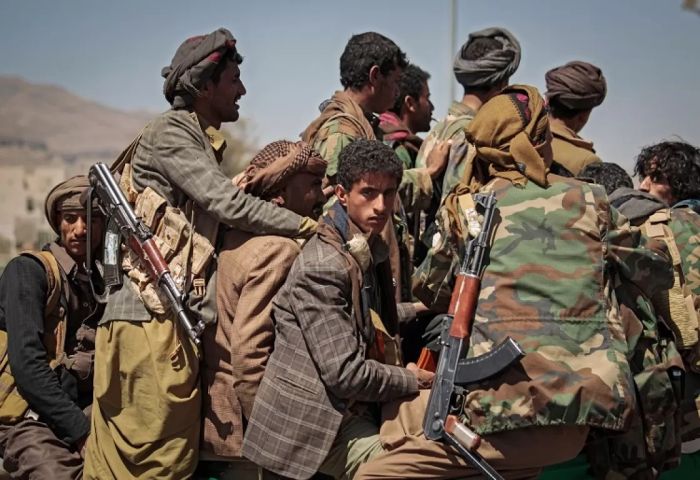مسرحية إحالة الحوثيين لعناصرها بتهم الفساد بالحديدة