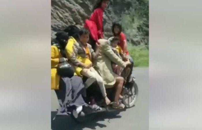 على دراجة نارية.. مواطن يسافر مع  12 شخصّا من عائلته من صنعاء الى الحديدة