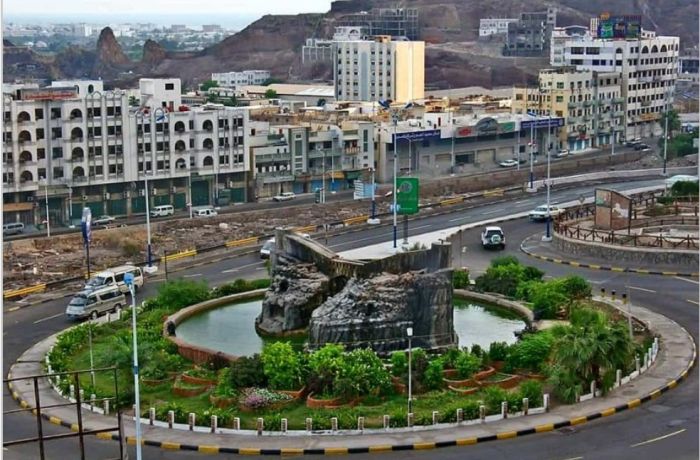 معلمات عدن يرفضن تحويل الرواتب إلى البنوك الخاصة وتربويون يطالبون براتب أغسطس