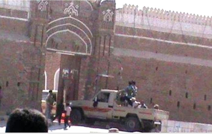 غذاء فاسد يتسبب بتسمم نزلاء مركزي الحديدة وصرخات المساجين تسمع الى خارج السجن