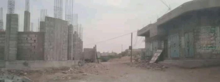 متحوث يسطو على شارع في بيت الفقيه ويضمه لمنزله