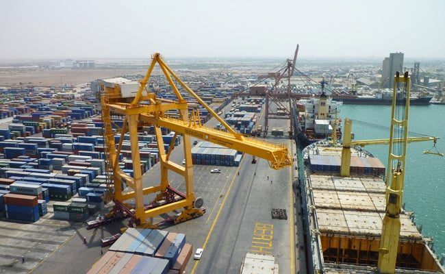 البحرية البريطانية تحذر من توجيه السفن لميناء الحديدة