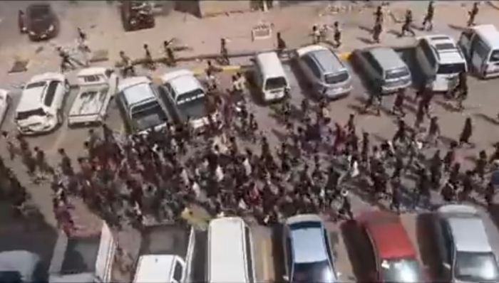 مهاجرون أفارقة يتظاهرون في عدن للمطالبة بسرعة إعادتهم إلى بلدانهم