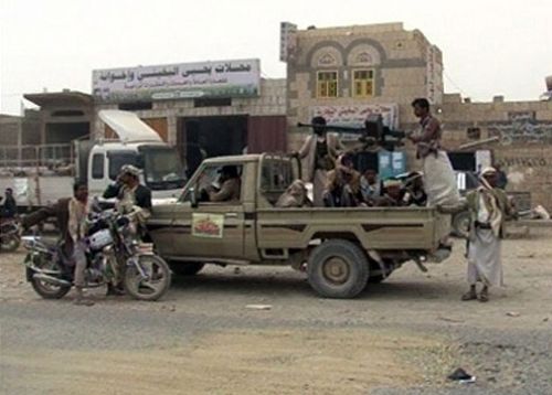 طقم حوثي يدهس شابًا و يتركه يصارع الموت في الحديدة
