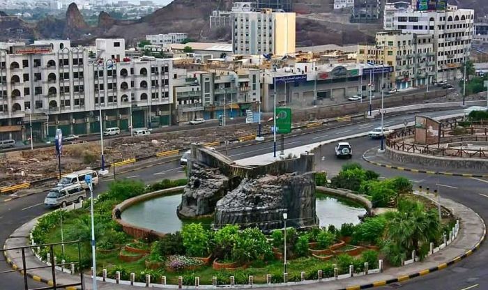رفضًا لصرف مرتباتهم عبر البنوك الخاصة.. إضراب للمعلمين في عدن