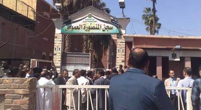 نُزلاء سجن المنصورة يبدأون غدًا إضرابًا عن الطعام