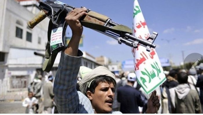 مليشيا الحوثي تخضع شباب مجندين بدورات قمع الإحتجاجات