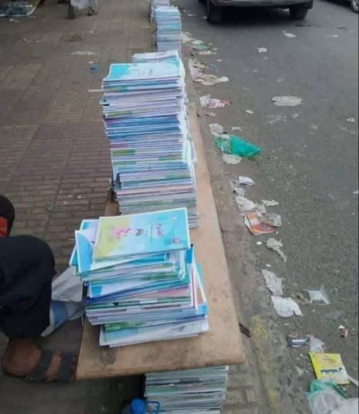 بيع المنهج الدراسي على أرصفة مدينة تعز
