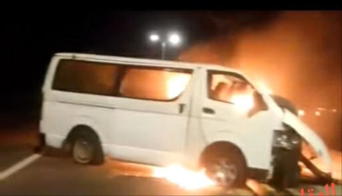 احتراق باص هايس في الجسر البحري بعدن