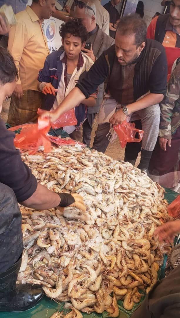 مليشيا الحوثي تحرم أبناء الحديدة من الجمبري والأسماك