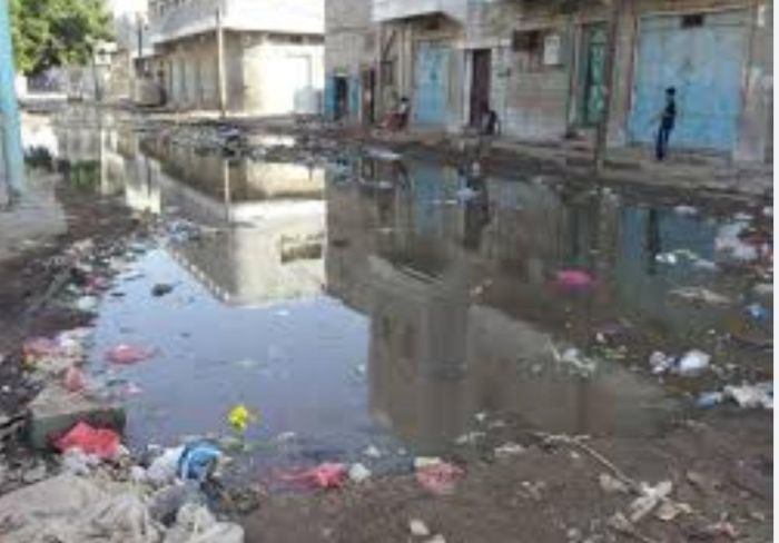 المجاري تجتاح شوارع الحديدة ومليارات الريالات تذهب إلى جيوب قادة الحوثي