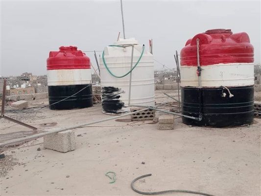 حملة طلاء واسعة للجدران وخزانات المياه، والشوارع العامة بالعلم اليمني في صنعاء وتعز وأب