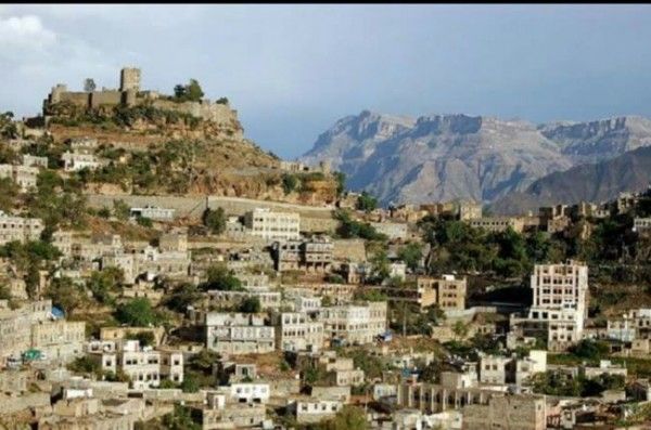 عصابة الحوثي تقتحم منازل المواطنين في محافظة حجة بشكل استفزازي ودون مبررات