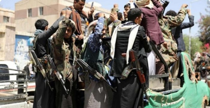 محمد الحوثي ساخرًا من المطالبين بالمرتبات :   " أكثر ما يمكن أن نقدمه للموظفين استقبالهم بالمعسكرات"