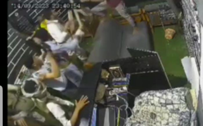 عصابة مسلحة تعتدي على صاحب محل ألعاب في مأرب