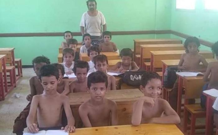 الحرارة الشديدة وانقطاع الكهرباء تؤدي إلى خلع طلاب بلحج ملابسهم