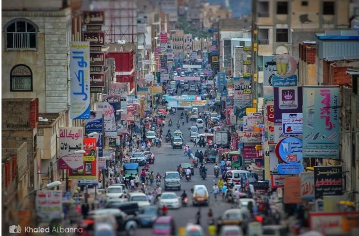 شارع التحرير-تعز .. "عصابة تَقَطُع وبلطجة" تنهب المواطنين.