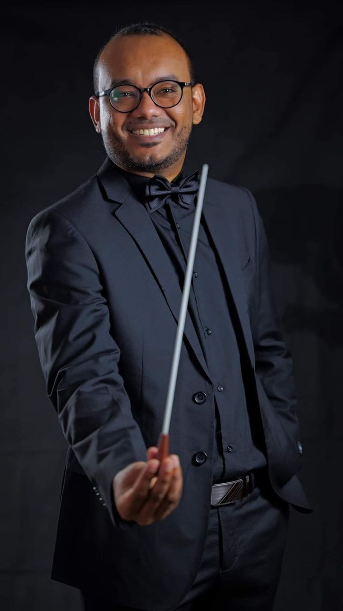 "الموسيقار اليمني محمد القحوم يرد على الانتقادات الموجهة لمشروع "السيمفونيات التراثية"