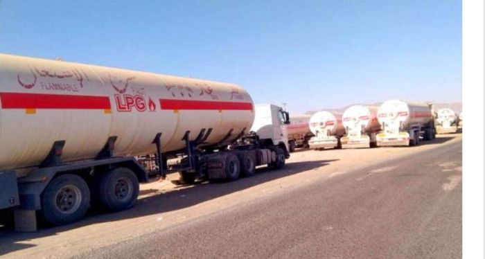 أبين:  جنود حكوميون يمنعون حركة نقل مقطورات الغاز إحتجاجًا على إسقاط رواتبهم