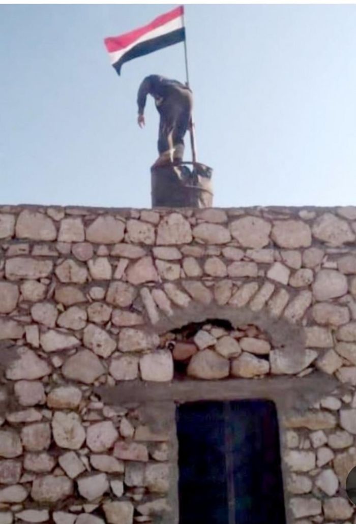 تزيبن أسطح المنازل بالأعلام السبتمبرية تأكيد على مواصلة الثورة ضد الإماميين الجدد