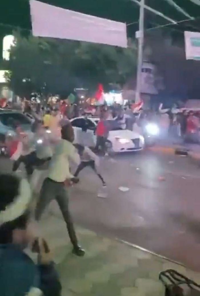 صنعاء : شباب الثورة يواجهون بلطجة عصابة الحوثي بالحجارة