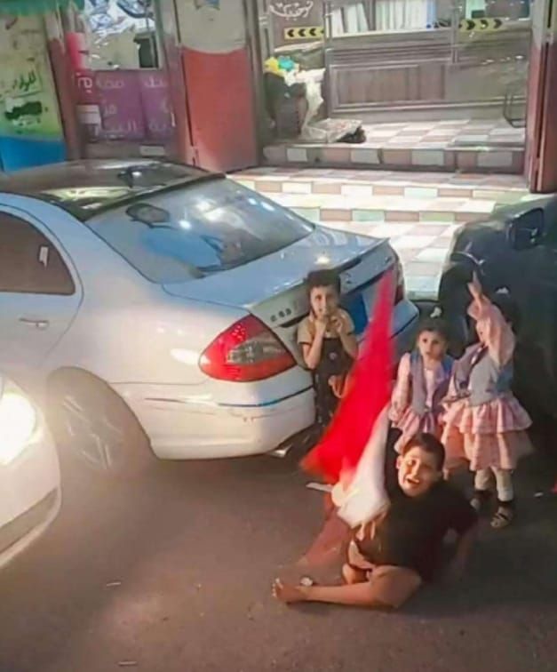 مُعاق من إب يرفع علم الجمهورية وطفل يَسخر من المشاط في احتفال تعز بعيد الثورة