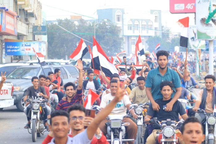 أحرار سبتمبر يمزقون صور عبد الملك الحوثي وطوق أمني لمنع وصلهم إلى السبعين