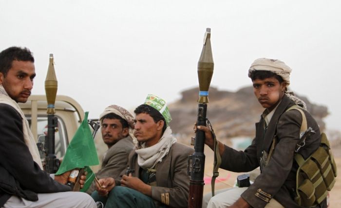 وسط مطالب بانتفاضة شعبية تنديدًا بالواقعة .. قيادي حوثي يمزق ثلاث نسخ من القرآن الكريم في إب
