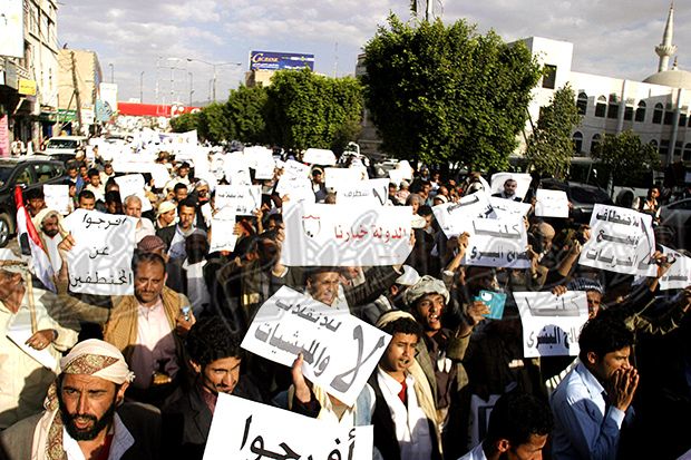 هروبًا من تصاعُد حالة الرفض الشعبي لها .. مليشيات الحوثي تُعاود المساومة بالملف  الإنساني "الأسرى ومطار صنعاء"