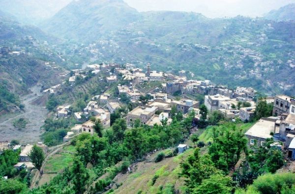 في تعز .. نائب مدير أمن جبل حبشي ينهب ممتلكات المواطنين
