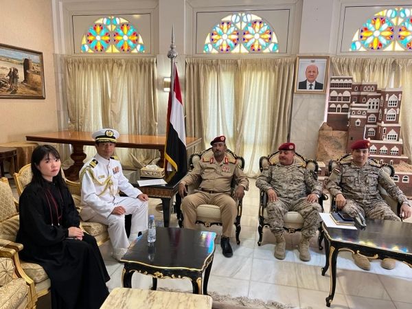 بن عزيز يُحذّر من خطورة مخططات إيران وعصابة الحوثي على الملاحة الدولية في البحر الأحمر