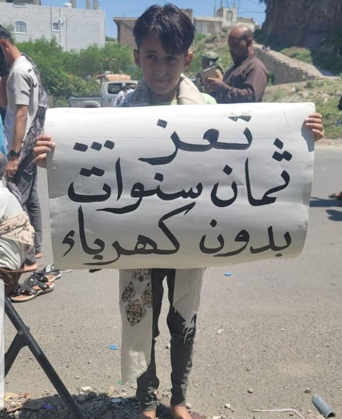 أبناء تعز يُؤدون صلاة الجمعة أمام محطة عُصيفرة ويُطالبون بعودة الكهرباء الحكومية