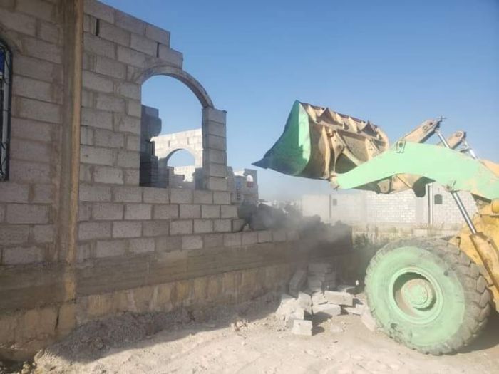 جرافات مليشيا الحوثي تهدم منازل وأحوش المواطنين في يني مطر