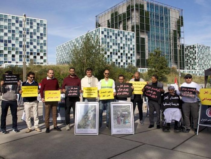 وقفة إحتجاجية أمام الجنايات الدولية تطالب برفع الحصار عن تعز