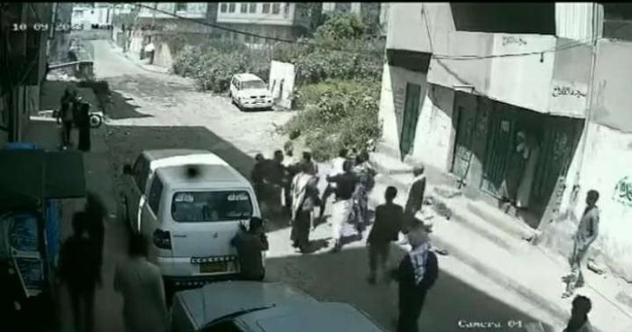 مليشيا الحوثي الارهابية تعتدي على الدكتور النظاري باب