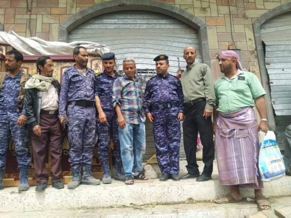 أفراد النجدة يُطلِقون الرصاص على مندوب فرزة الصقر بتعز