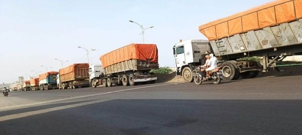 مليشيا الحوثي احتكرت طريق مناخه الحديدة لشركاتها فقط
