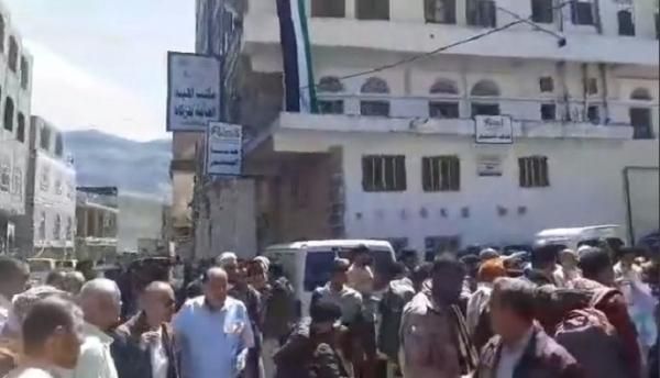 فقراء إب يتظاهرون إحتجاجًا على قيام عصابة الحوثي بحرمانهم من أموال الزكاة  