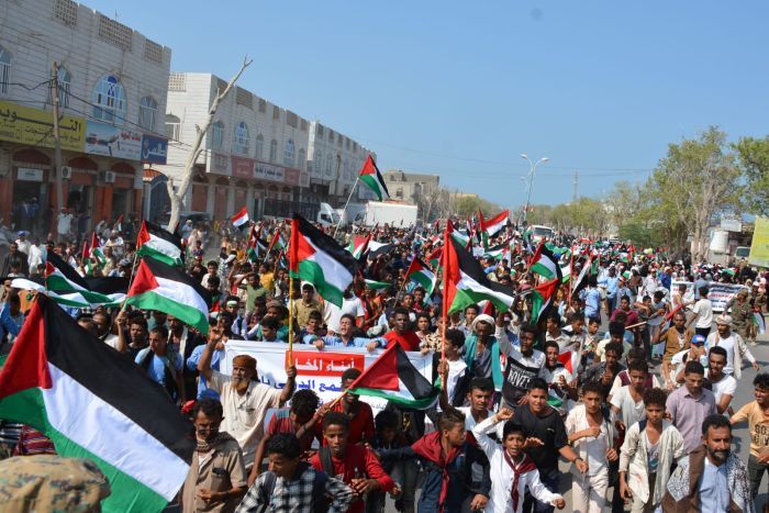 ابناء المخا يتظاهرون ضد جرائم الإبادة الإسرائيلية بحق أبناء غزّة