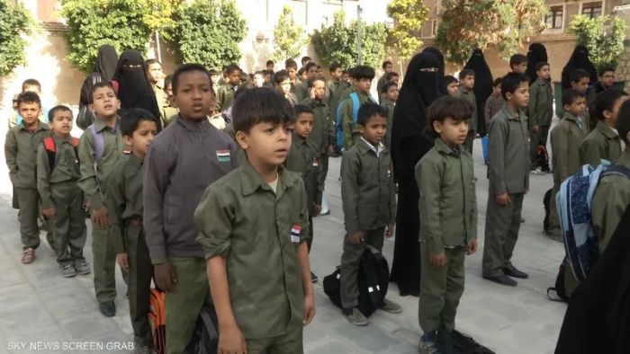 مخيمات حوثية في المدارس لتجنيد الأطفال