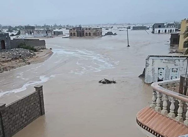 تأثير الإعصار تيج على مناطق متضررة يتراجع ويتحول إلى عاصفة 