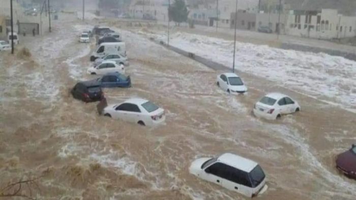 الحكومة تطلب دعمًا دوليًا لمواجهة إعصار "تيج" وإتهامات لها بالتقصير واللا مبالاة