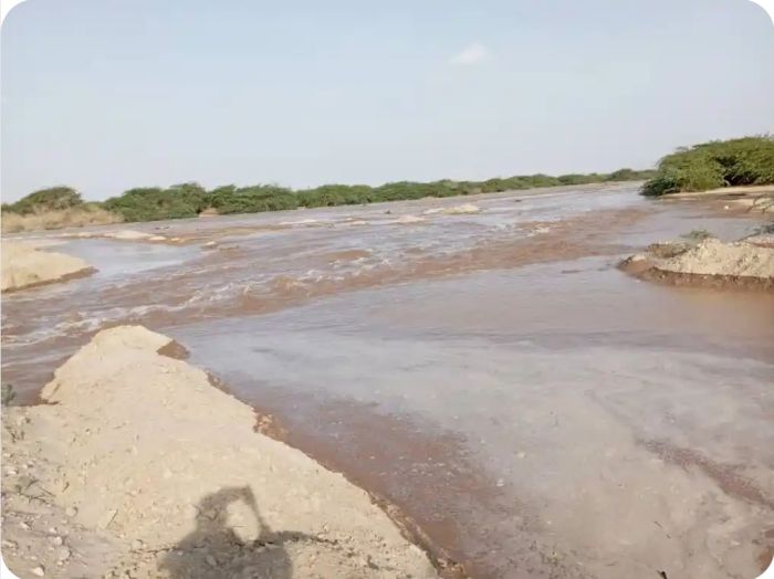 سيول جارفة تقطع الطريق الدولي بين حضرموت وعدن