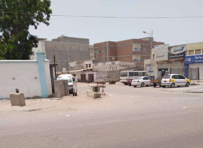 سكان المنصورة بعدن يشكون انقطاع المياه ويطالبون السلطة المحلية بالتدخل