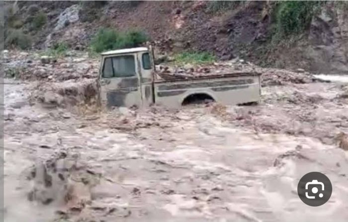 سيول الأمطار تحاصر الأزارق بالضالع في ظل تقاعس السلطة المحلية
