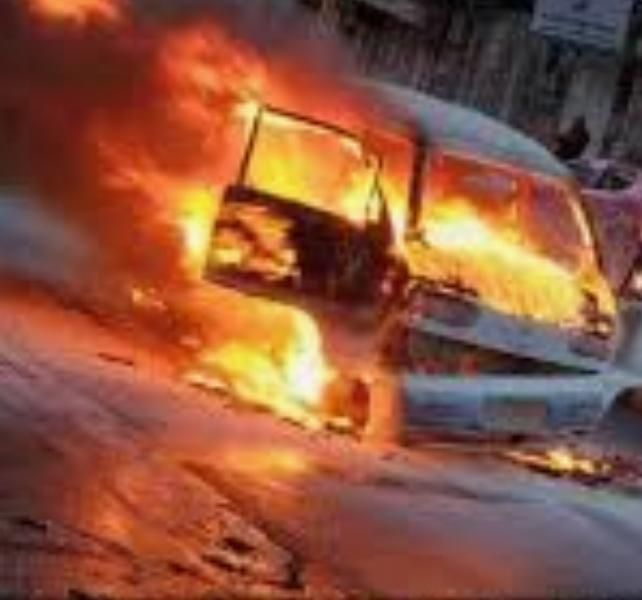 مجهولون يحرقون  باص في القرّيشة بتعز
