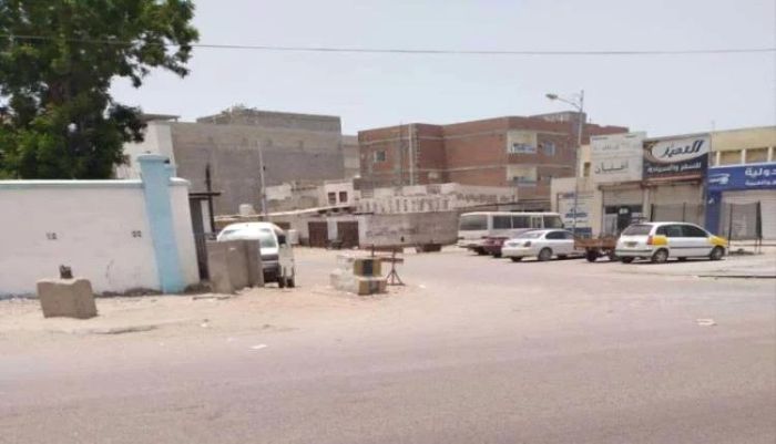 سكان المنصورة بعدن يشكون انقطاع المياه ويطالبون السلطة المحلية بالتدخل